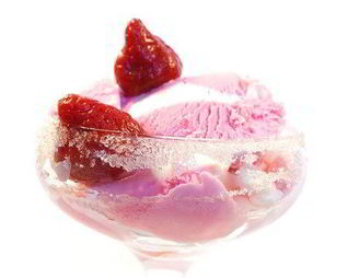 Замороженное клубничное суфле со взбитыми сливками