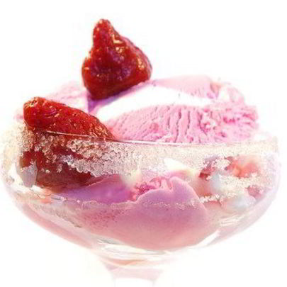 Замороженное клубничное суфле со взбитыми сливками