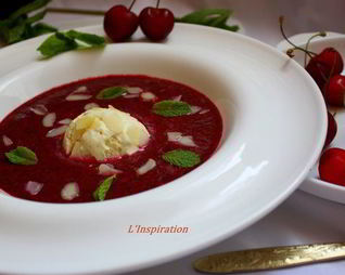 Суп-сорбет из вишни с шариком ванильного мороженого Вкус лета