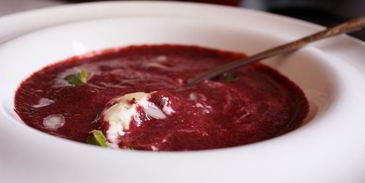 суп-сорбет из вишни с шариком ванильного мороженого вкус лета