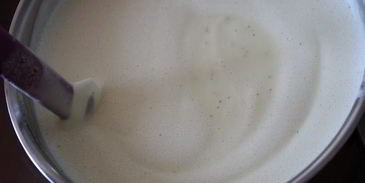 суп-сорбет из вишни с шариком ванильного мороженого вкус лета