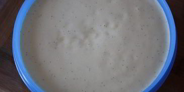 суп-сорбет из вишни с шариком ванильного мороженого вкус лета