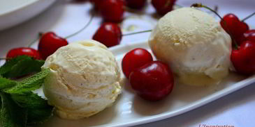 суп-сорбет из вишни с шариком ванильного мороженого вкус лета