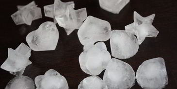 суп-сорбет из вишни с шариком ванильного мороженого вкус лета