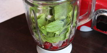 суп-сорбет из вишни с шариком ванильного мороженого вкус лета