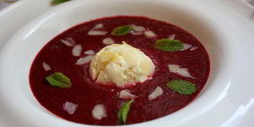 суп-сорбет из вишни с шариком ванильного мороженого вкус лета