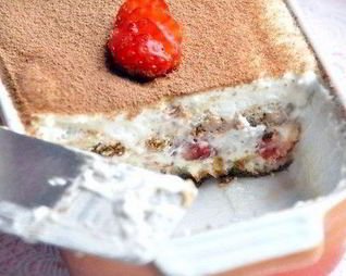 Клубничный тирамису с творогом и бананом