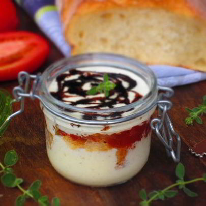 Мини-тирамису с томатным чатни и бальзамическим сиропом
