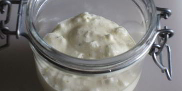 мини-тирамису с томатным чатни и бальзамическим сиропом