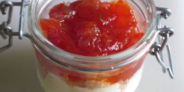 мини-тирамису с томатным чатни и бальзамическим сиропом