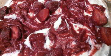 ванильно-клубничное мороженое тирамису