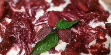 ванильно-клубничное мороженое тирамису