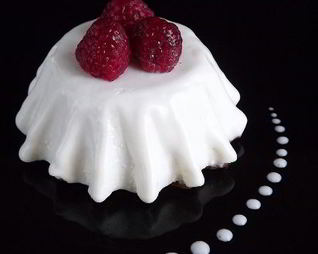 Творожный десерт с малиной