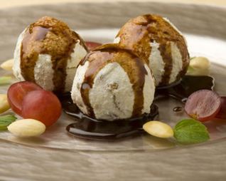 Творожные шарики с шоколадным соусом