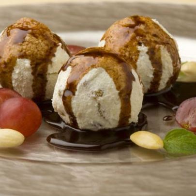 Творожные шарики с шоколадным соусом