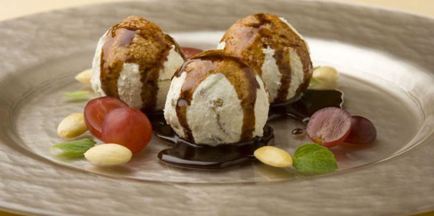 Рецепт творожных шариков с шоколадным соусом