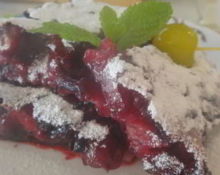 Вишнево-черничный пудинг из жидкого теста