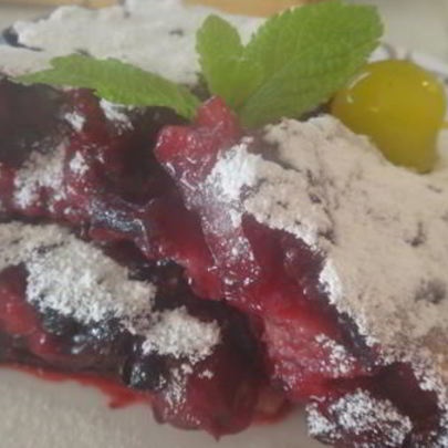 Вишнево-черничный пудинг из жидкого теста