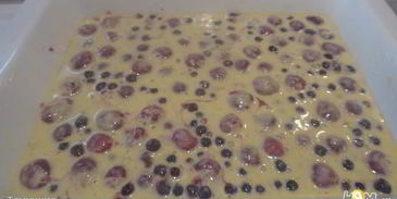 вишнево-черничный пудинг из жидкого теста