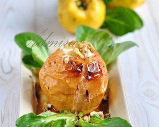 Запеченная айва с козьим сыром