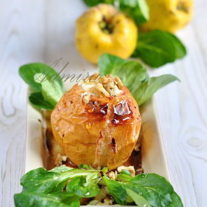 Запеченная айва с козьим сыром