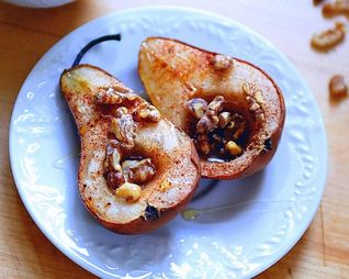 Запеченные груши с орехами и медом