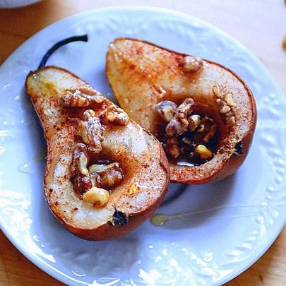 Запеченные груши с орехами и медом