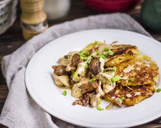Драники с курицей и грибами в сливочном соусе