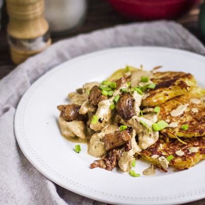 Драники с курицей и грибами в сливочном соусе