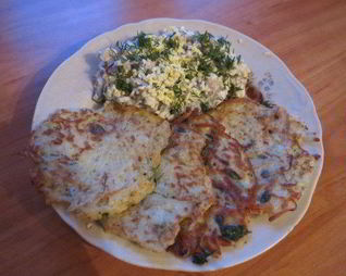 Драники с селедочным салатом