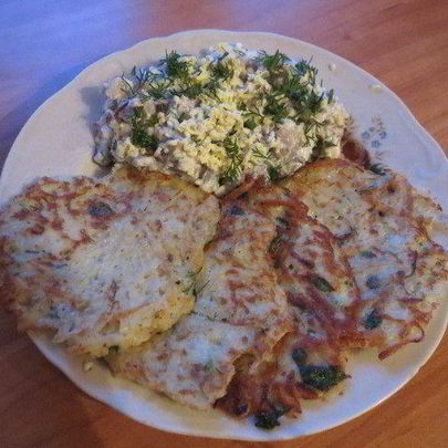 Драники с селедочным салатом