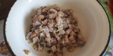 драники с селедочным салатом