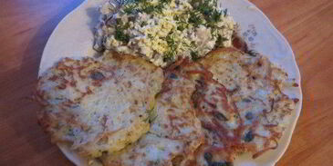 драники с селедочным салатом