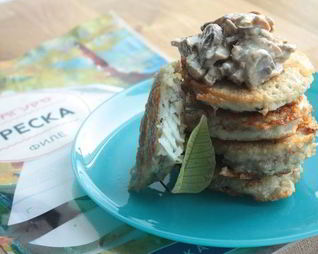 Картофельные драники с треской под грибным соусом