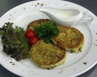 Картофельные драники со сметаной