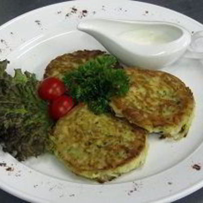 Картофельные драники со сметаной