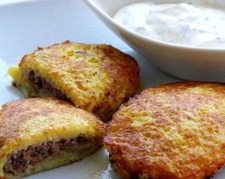 Колдуны с мясной начинкой в грибном соусе