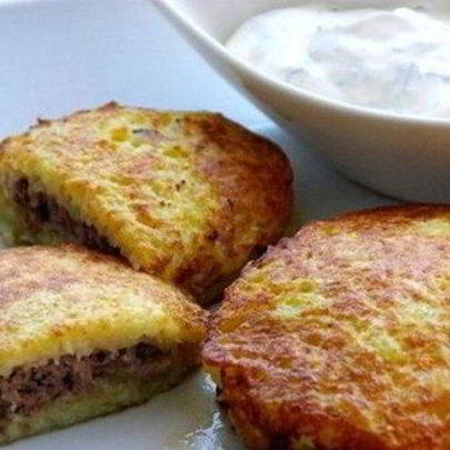 Колдуны с мясной начинкой в грибном соусе