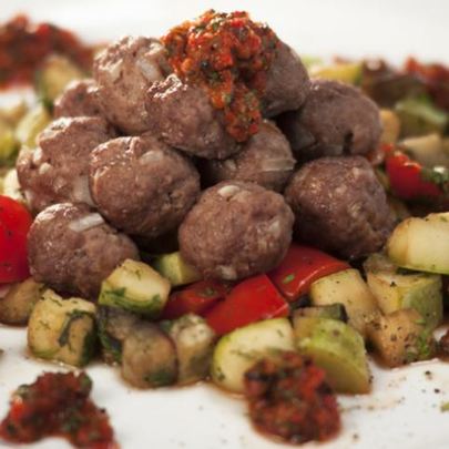 Домашние фрикадельки с пряным рататуем