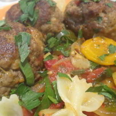 Фрикадельки на овощной подушке