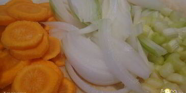 фрикадельки на овощной подушке