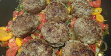 фрикадельки на овощной подушке