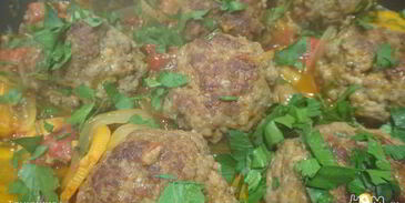 фрикадельки на овощной подушке