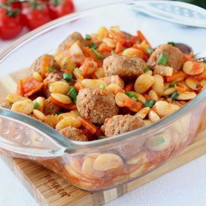 Фрикадельки с фасолью и овощами
