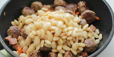 фрикадельки с фасолью и овощами