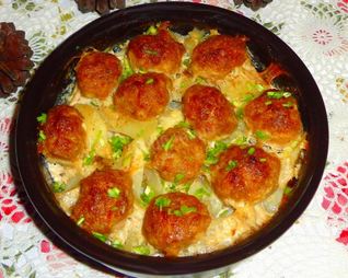 Фрикадельки с картошкой в духовке
