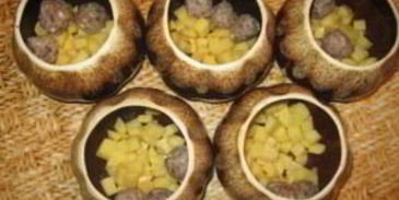 фрикадельки с картошкой в горшочках