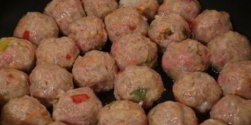 фрикадельки с овощами и кунжутом