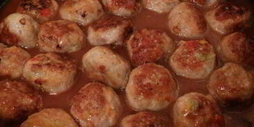 фрикадельки с овощами и кунжутом