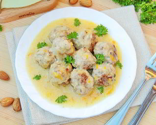 Фрикадельки с пармезаном и миндалем